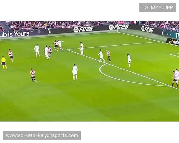 巴黎中路持球推进,姆巴佩巧妙分球造成撕裂